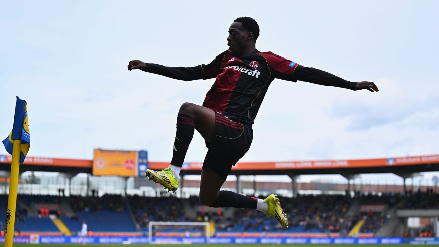 Rabby Nzingoula ist erstmals für den 1. FC Nürnberg erfolgreich. Foto: Swen Pförtner/dpa