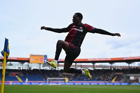 Rabby Nzingoula ist erstmals für den 1. FC Nürnberg erfolgreich. Foto: Swen Pförtner/dpa