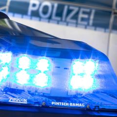 Ein Blaulicht leuchtet während eines Einsatzes auf dem Dach eines Polizeiwagens (Symbolfoto)