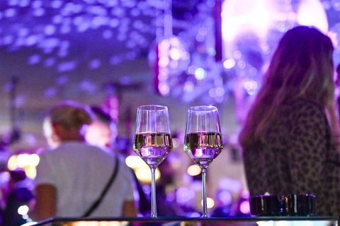 Zwei 17-Jährige haben versucht, mit ausgeliehenen Ausweisen in ein erst ab 18 Jahren zugelassenes Lokal zu kommen. (Symbolbild)