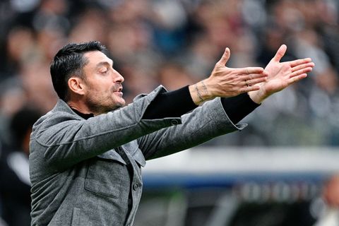 Frankfurts Coach Albert Riera hadert mit dem Zeitpunkt seines Amtsantritts. Foto: Uwe Anspach/dpa