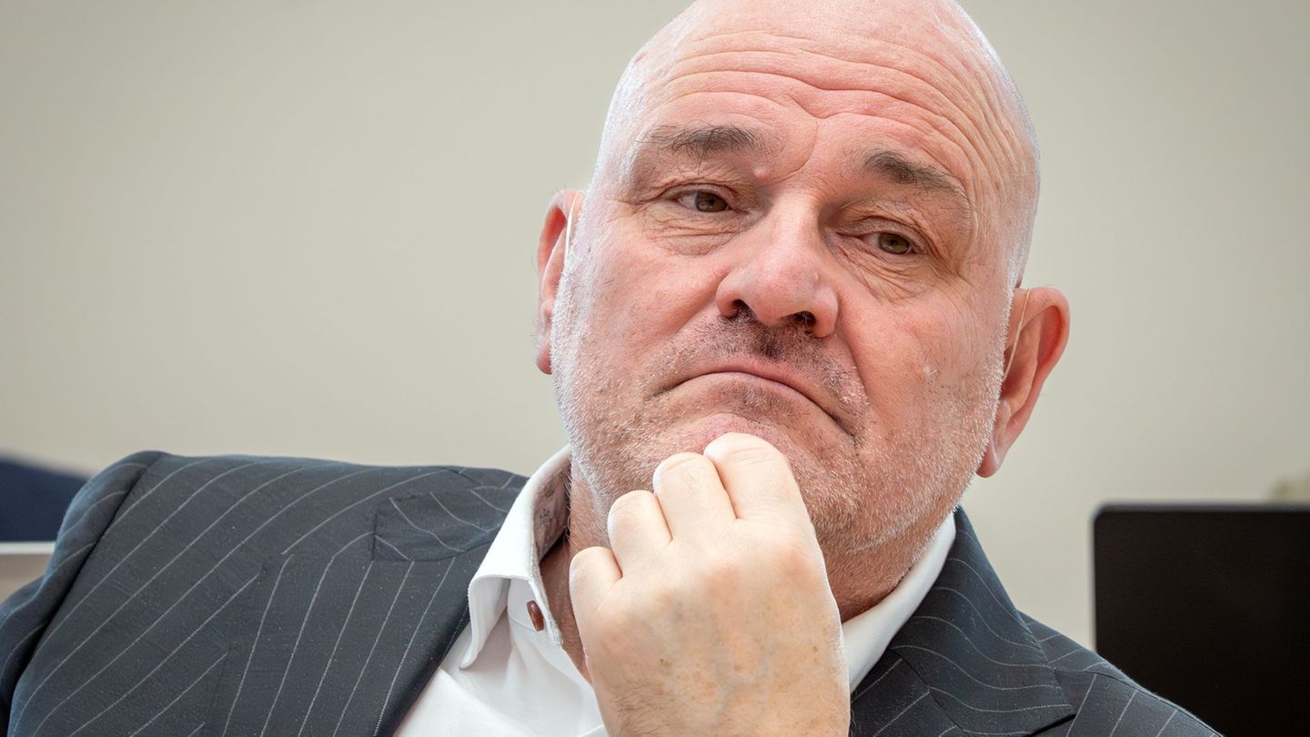 Robert Crumbach bringt ein Alkoholverbot im Regionalverkehr ins Spiel. (Archivbild) Foto: Soeren Stache/dpa