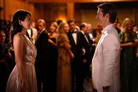 Henwick (l) und Powell im Film Films "How to make a Killing - Todsicheres Erbe". (Handout) Foto: Ilze Kitshoff/STUDIOCANAL/dpa