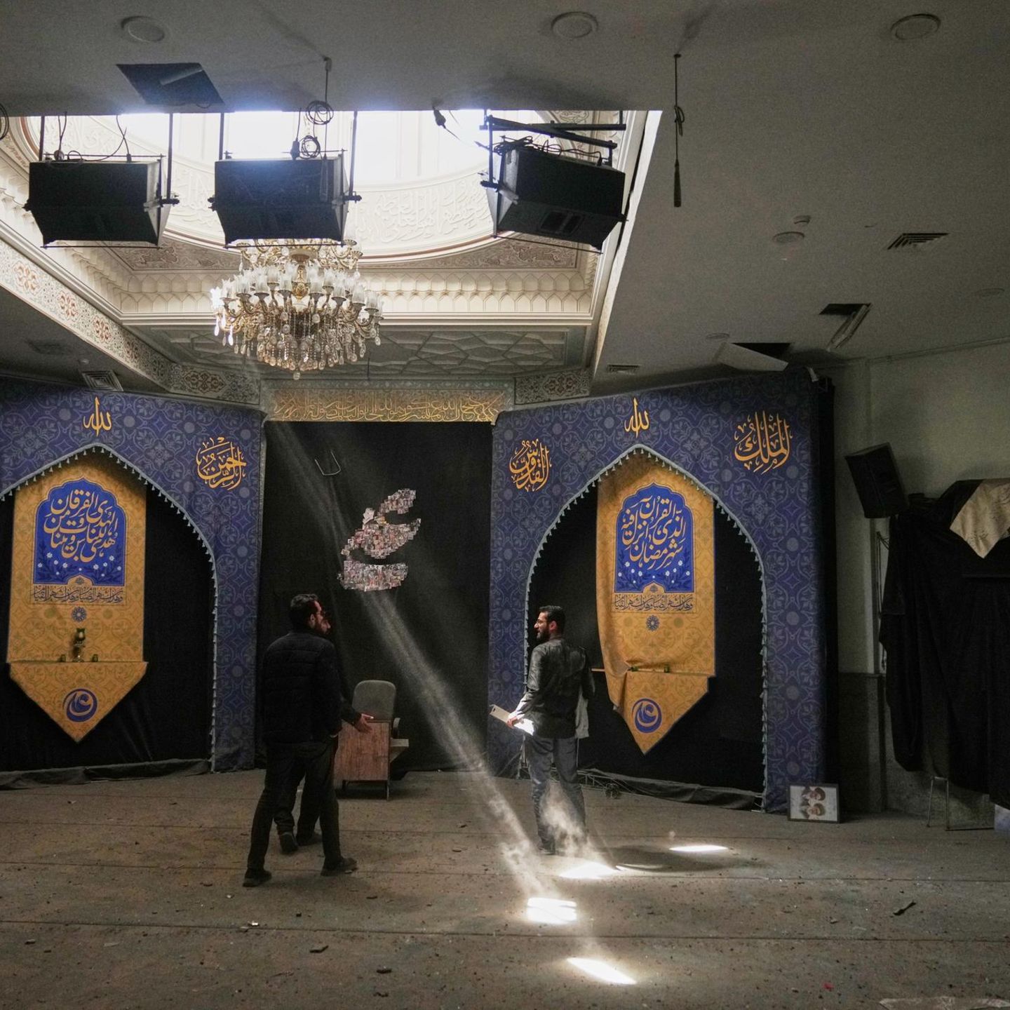 Teheran, Iran. Nein, die Sonnenstrahlen, die durch das Dach dieser Moschee an der Sharif University of Technology brechen, sind keine kreative Lichtillumination. Studenten untersuchen Schäden am Gebäude, das laut iranischen Behörden am Sonntag von einem Angriff getroffen wurde