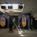 Teheran, Iran. Nein, die Sonnenstrahlen, die durch das Dach dieser Moschee an der Sharif University of Technology brechen, sind keine kreative Lichtillumination. Studenten untersuchen Schäden am Gebäude, das laut iranischen Behörden am Sonntag von einem Angriff getroffen wurde