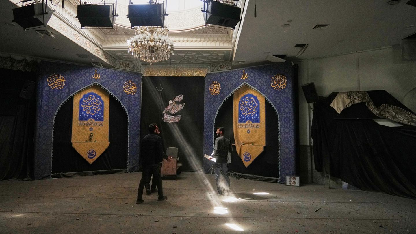 Teheran, Iran. Nein, die Sonnenstrahlen, die durch das Dach dieser Moschee an der Sharif University of Technology brechen, sind keine kreative Lichtillumination. Studenten untersuchen Schäden am Gebäude, das laut iranischen Behörden am Sonntag von einem Angriff getroffen wurde