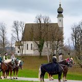 Traunstein, Deutschland. Der Traunsteiner Georgiritt gehört zu den traditionsreichsten Wallfahrten in Deutschland. Auch in diesem Jahr führen Reiterinnen und Reiter den Brauch mit festlich geschmückten Pferden fort
