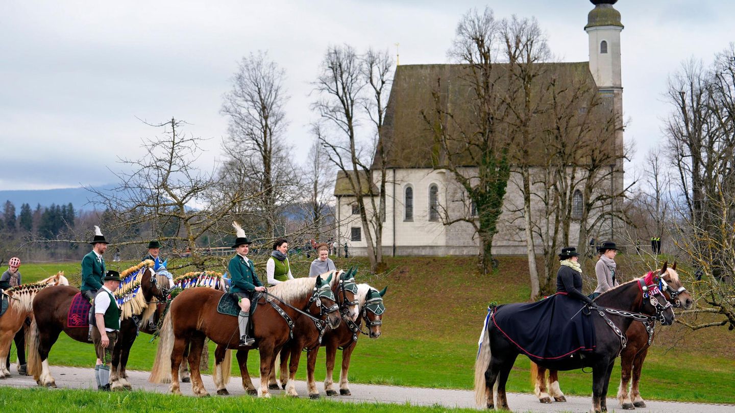 Traunstein, Deutschland. Der Traunsteiner Georgiritt gehört zu den traditionsreichsten Wallfahrten in Deutschland. Auch in diesem Jahr führen Reiterinnen und Reiter den Brauch mit festlich geschmückten Pferden fort