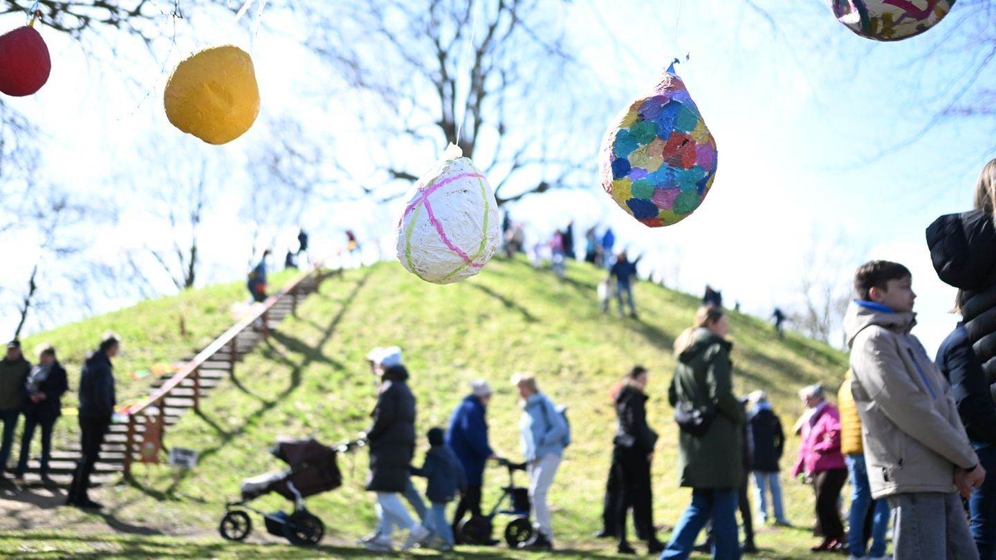 Ostertradition Eiertrüllen: Warum in Ostfriesland Ostereier einen Hügel runter kullern