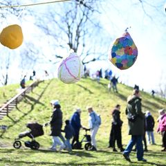 Sonniges Frühlingswetter lockte viele Besucher zu der Ostertradition an den Plytenberg. Foto: Lars Penning/dpa