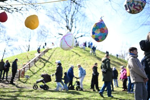 Sonniges Frühlingswetter lockte viele Besucher zu der Ostertradition an den Plytenberg. Foto: Lars Penning/dpa