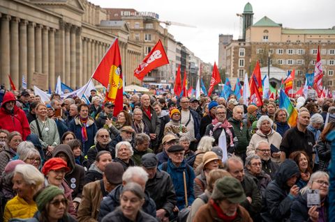 Fordern Frieden: Demonstrierende in der Stuttgarter Innenstadt. Foto: Enrique Kaczor/dpa