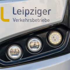 Ein Busfahrer soll von einem 13-Jährigen schwer verletzt worden sein. (Symbolbild) Foto: Hendrik Schmidt/dpa