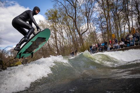 Nur am Karfreitag war Surfen kurz mal möglich. Foto: Peter Kneffel/dpa