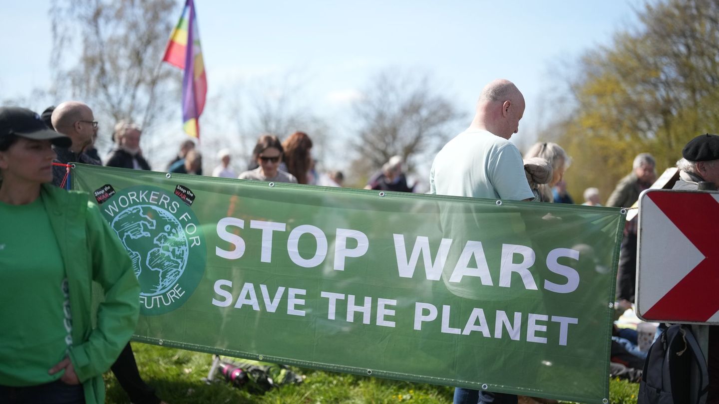 Friedensbewegung: Polizei: Gut 250 Menschen bei Demo in Büchel für Frieden