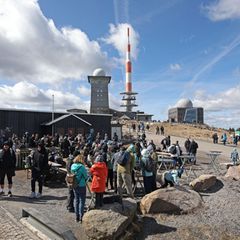 Zahlreiche Menschen stehen am Ostermontag auf dem Brocken. Foto: Matthias Bein/dpa