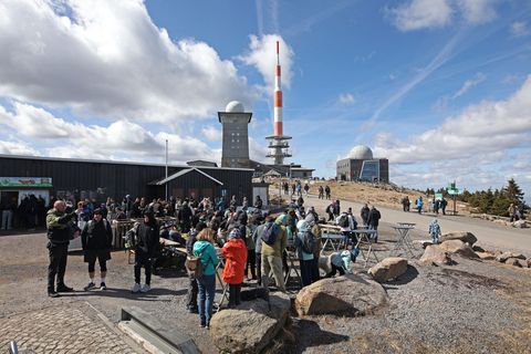 Zahlreiche Menschen stehen am Ostermontag auf dem Brocken. Foto: Matthias Bein/dpa
