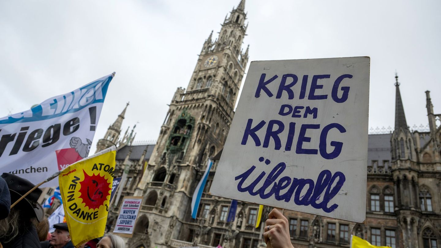 Demonstrationen: Ostermärsche in Bayern: Hunderte demonstrieren für Frieden