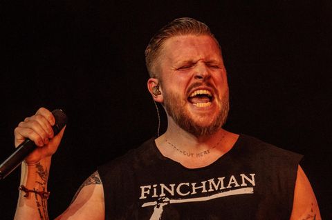 Rapper Finch verzieht das Gesicht bei einem Kontert in Berlin