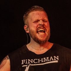 Rapper Finch verzieht das Gesicht bei einem Kontert in Berlin