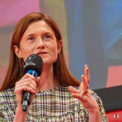Bonnie Wright spricht bei der Comic-Con in ein Mikrofon