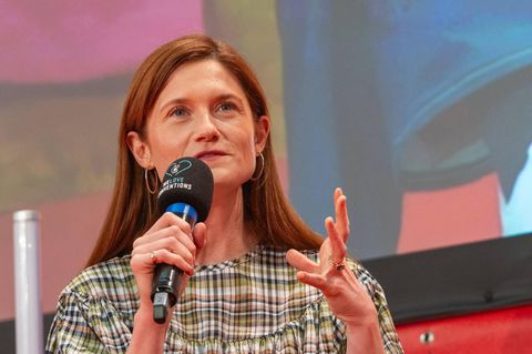 Bonnie Wright spricht bei der Comic-Con in ein Mikrofon