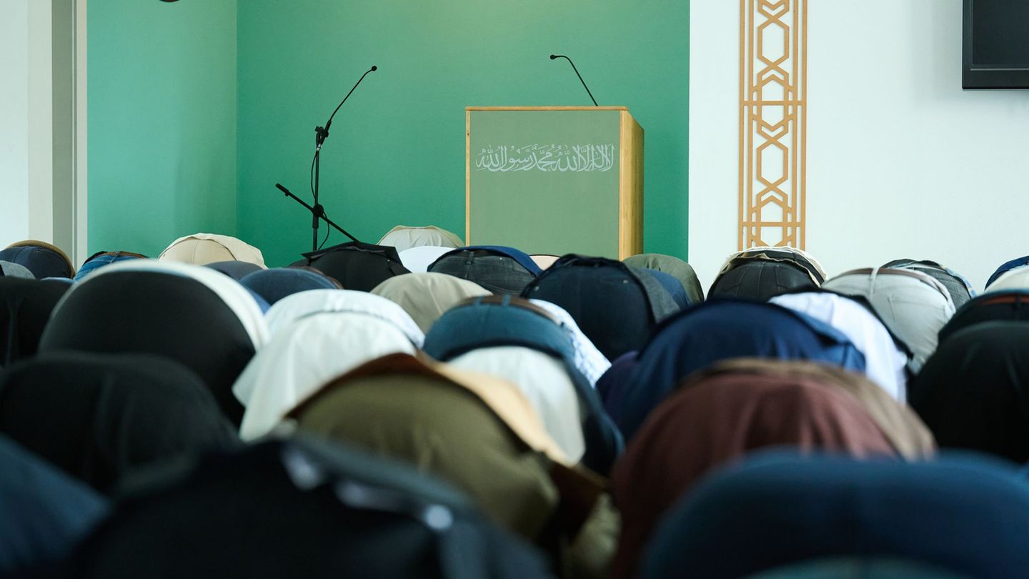 Polizei-Einsatz: Mann mit Messer stört Gebet in Hamburger Moscheegemeinde