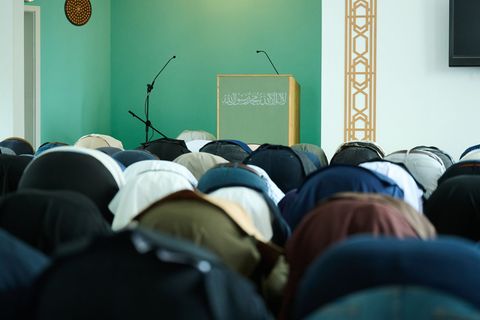 Die Polizei nahm den Mann mit dem Messer fest. (Symbolbild) Foto: Annette Riedl/dpa