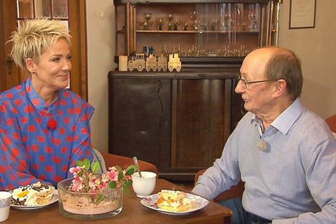 Inka Bause besucht Bauer Walter. Doch wo ist seine Hofdame Katharina?