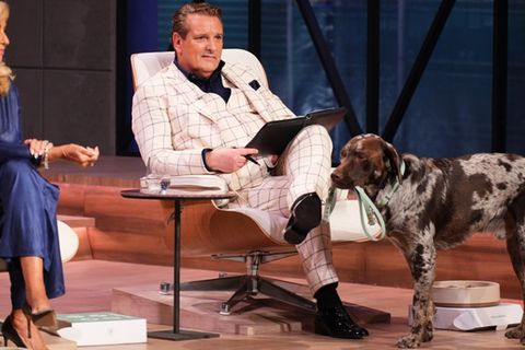 Ralf Dümmel nimmt einen intelligenten Hundenapf unter die Lupe - unter strenger Aufsicht von "Gründerhund" Milo.