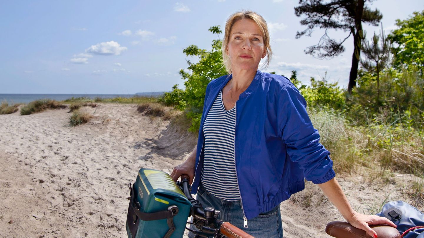 Nach der geplatzten Hochzeit mit Max musste Nora Kaminski (Tanja Wedhorn) erstmal weit weg. Doch zu Beginn des 27. Films "Praxis mit Meerblick – Willkommen zu Hause" kommt sie zurück auf Rügen.