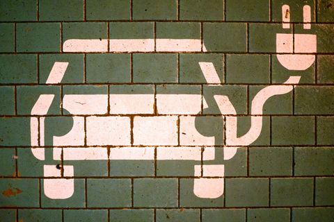 Für das laufende Jahr ist die Errichtung von 270 weiteren Ladepunkten für E-Autos an hessischen Dienstgebäuden vorgesehen. (Symb