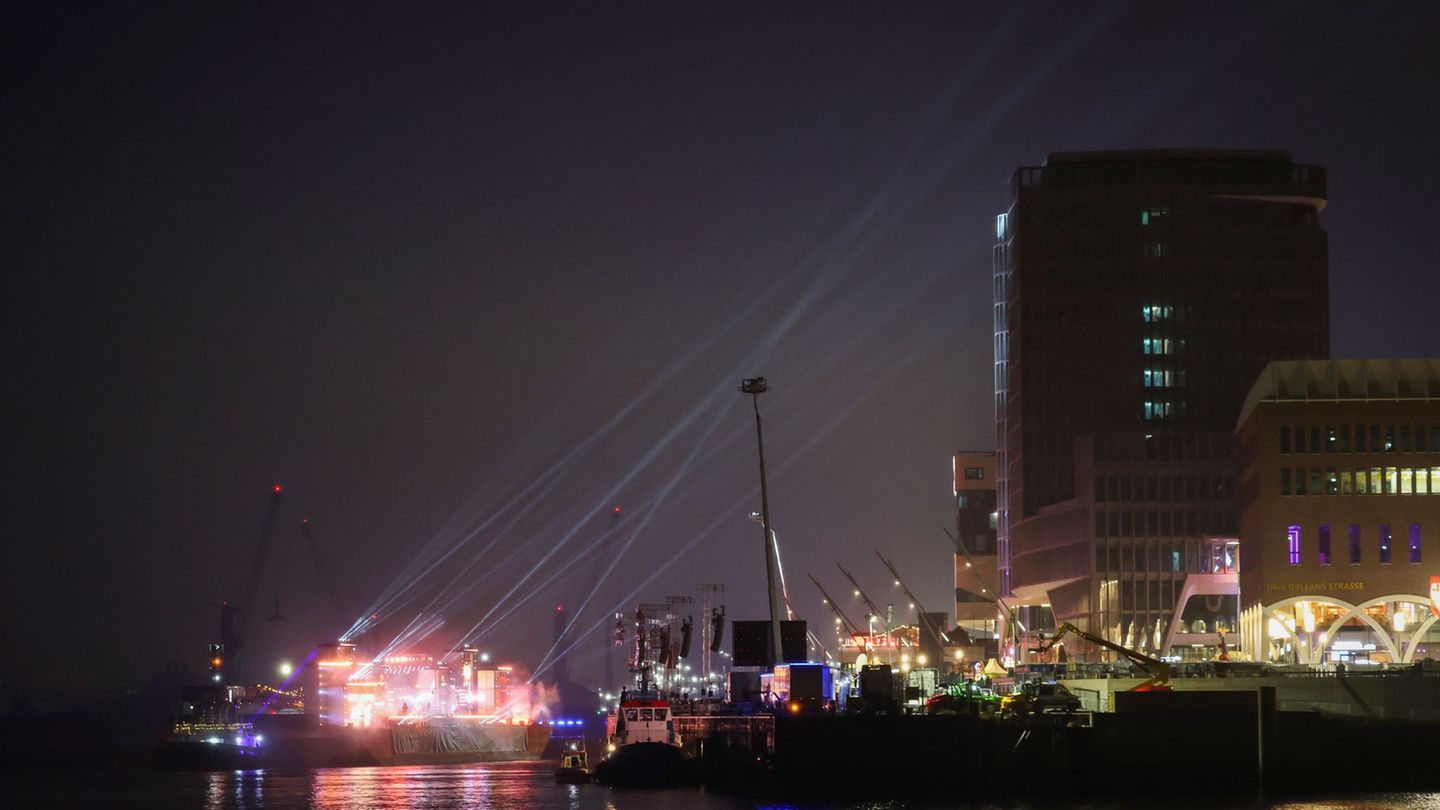 Die Silvestershow des ZDF wurde vor dem Überseequartier gefeiert. (Archivbild) Foto: Christian Charisius/dpa