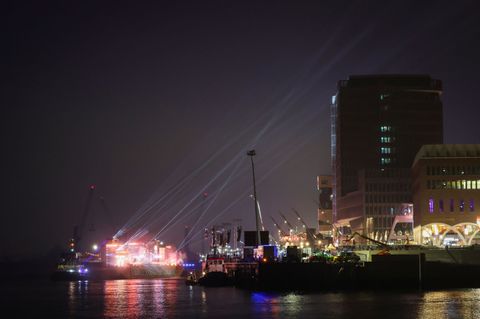Die Silvestershow des ZDF wurde vor dem Überseequartier gefeiert. (Archivbild) Foto: Christian Charisius/dpa