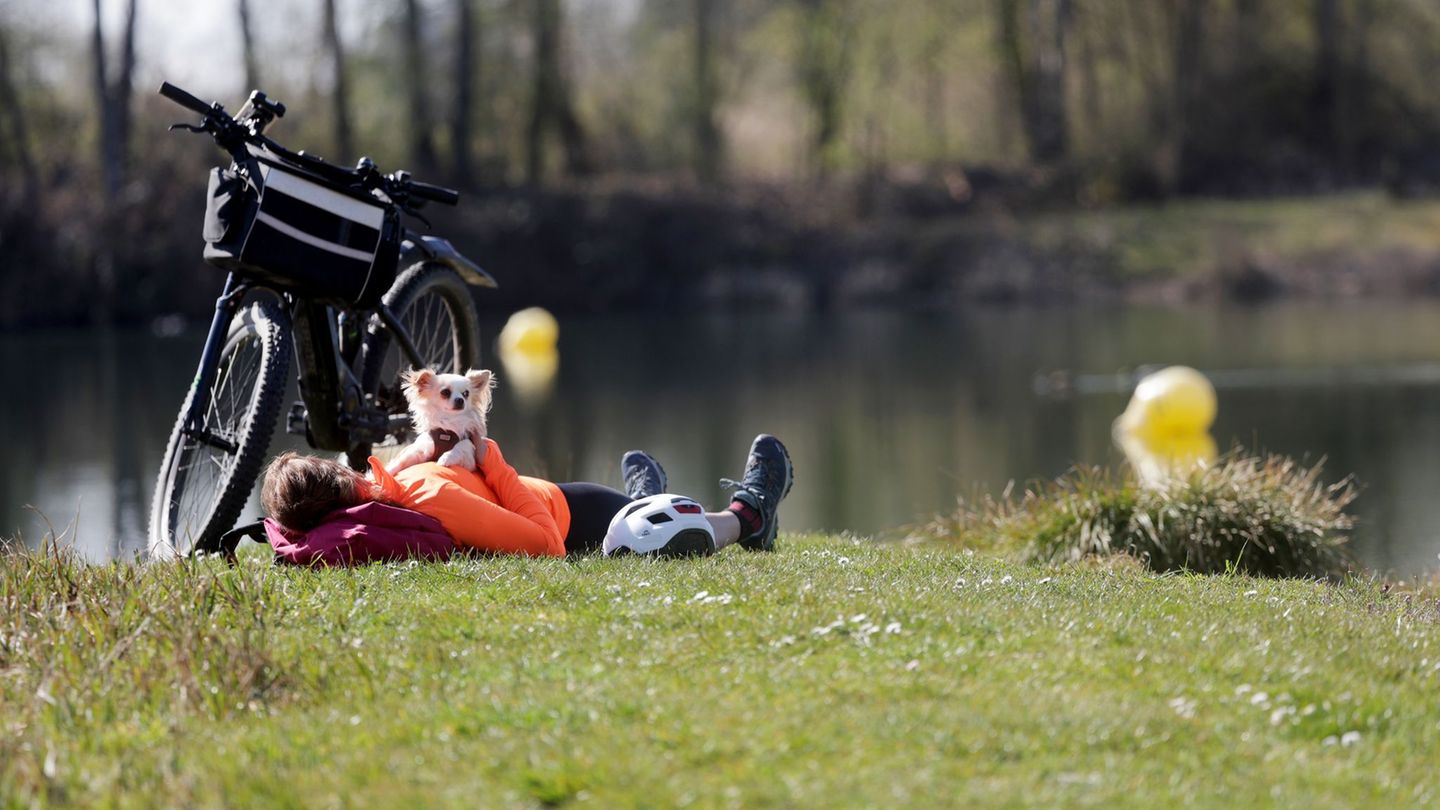 In den kommenden Tagen kann die dickere Jacke im Schrank hängenbleiben. Foto: Thomas Warnack/dpa