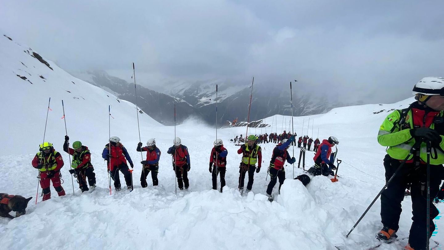 Immer wieder mussten diesen Winter Rettungsdienste ausrücken. Foto: -/Italienische Bergwacht/dpa
