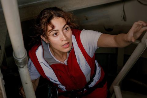 "Die Notärztin: Innere Angelegenheiten": Nina (Sabrina Amali) klettert auf einen Baukran zu einem Einsatz.