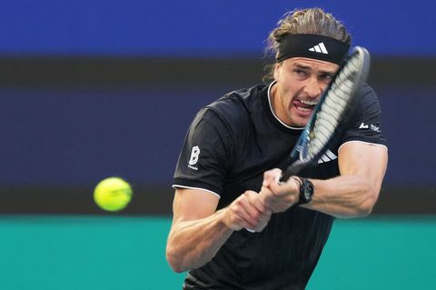 Voller Fokus auf den Ball - und jetzt auch auf die Sandplatzsaison: Alexander Zverev. (Archivbild) Foto: Marta Lavandier/AP/dpa