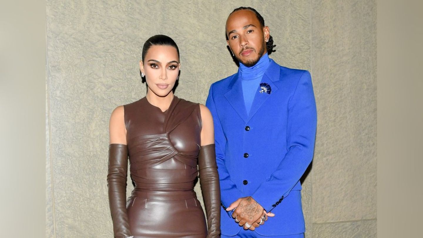 Rennfahrer-Reel: Kim Kardashian und Lewis Hamilton im Rennauto.