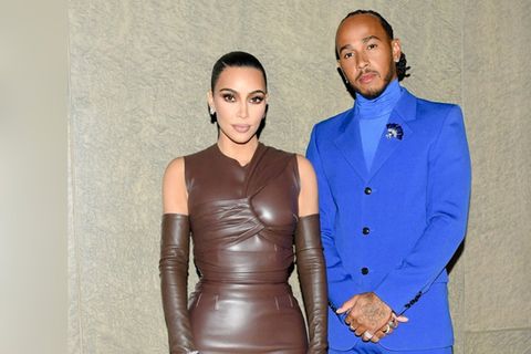 Rennfahrer-Reel: Kim Kardashian und Lewis Hamilton im Rennauto.