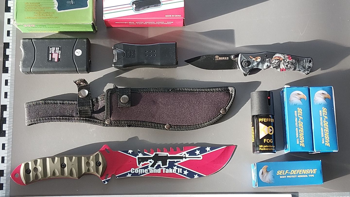 Die Bundespolizei stellte die Waffen sicher. Gegen den Jugendlichen ermittelt sie wegen Verstößen gegen das Waffengesetz. Foto: