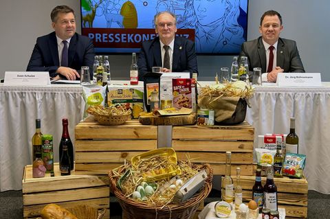 Die AMG mit Geschäftsführer Jörg Bühnemann (r) unterstützt Unternehmen der Land- und Ernährungswirtschaft dabei, sich am Markt z