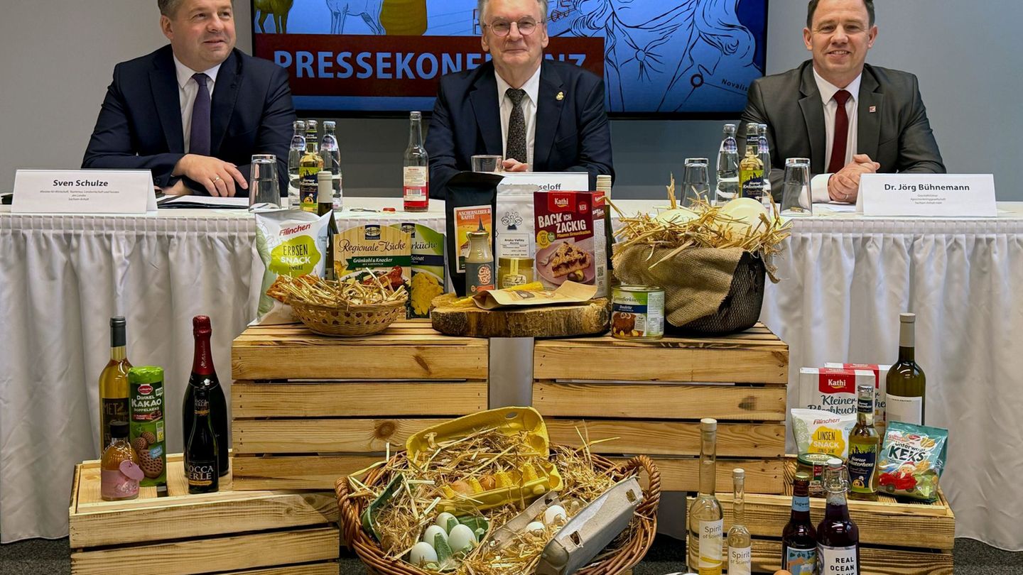 Die AMG mit Geschäftsführer Jörg Bühnemann (r) unterstützt Unternehmen der Land- und Ernährungswirtschaft dabei, sich am Markt z