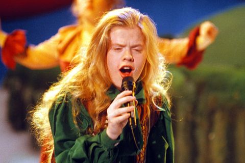 Angelo Kelly in jungen Jahren mit einem Mikrofon in der Hand