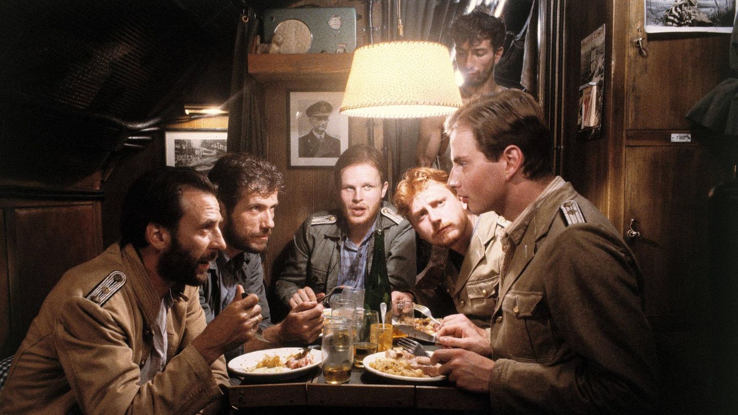 „Das Boot“ wurde ein Welterfolg und war für insgesamt sechs Oscars nominiert. Grönemeyer (Mitte) war Teil eines Ensembles von heute berühmten Schauspielern, viele davon wurden erst durch diesen Film bekannt, darunter Martin Semmelrogge (2. v.r.), Ralf Richter (hinten stehend). Auch Jan Fedder, Heinz Hoenig, Claude-Oliver Rudolph, Uwe Ochsenknecht und Sky du Mont verdanken dem Film ihren Durchbruch.