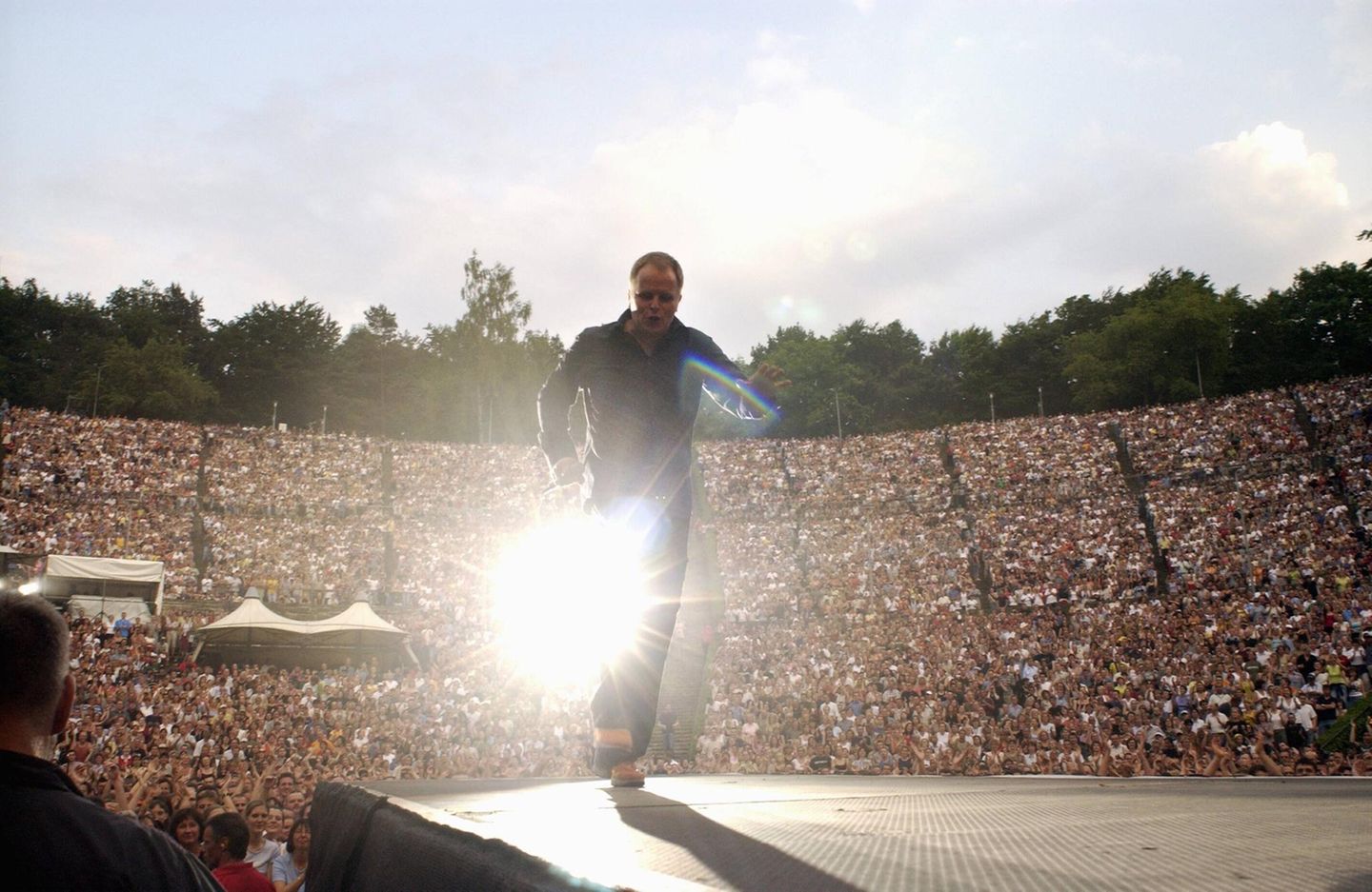 2002 gelang ihm der größte Erfolg seiner Karriere: „Mensch“ verkaufte sich mehr als drei Millionen Mal und entwickelte sich zum zweitmeistverkauften Album in Deutschland – nur der Soundtrack von „Dirty Dancing“ aus dem Jahr 1987 ging noch öfter über die Ladentheke. Die anschließende Alles-Gute-von-gestern-bis-Mensch-Tournee war ein gigantischer Erfolg und dauerte bis 2005. Im Juni 2003 gastierte Grönemeyer an drei Abenden in Folge in der ausverkauften Berliner Waldbühne.