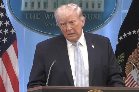 Donald Trump hält eine Rede.