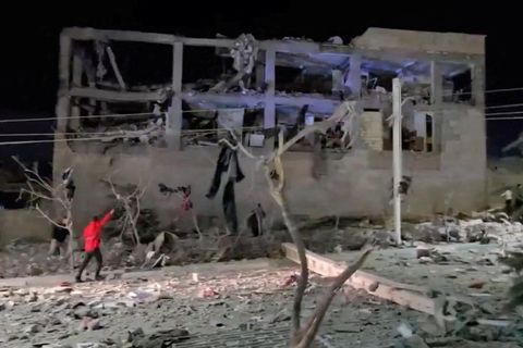 Nach einem heftigen Luftschlag im Iran ist von diesem Gebäude in Pardis nicht mehr viel zu sehen, wie auf diesem Screengrab eines Videos zu erkennen ist