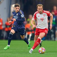 FC Bayern Münchens Starstürmer Harry Kane im Laufduell gegen Real Madrids Valverde