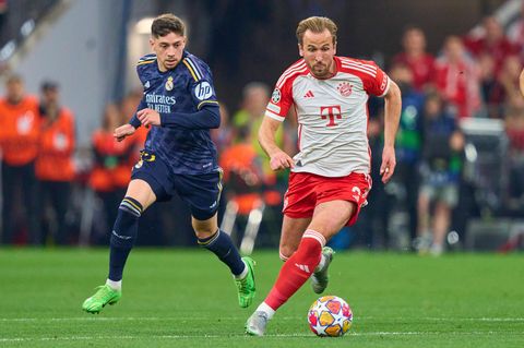 FC Bayern Münchens Starstürmer Harry Kane im Laufduell gegen Real Madrids Valverde